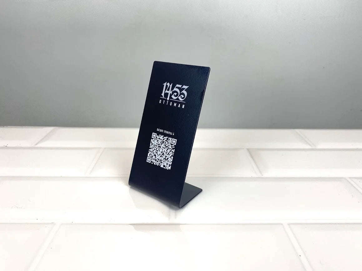 Masaustu QR kod tabelasi, logolu olarak uretilir.