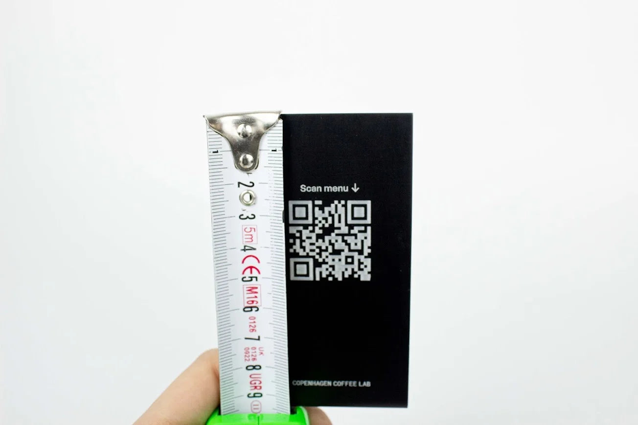 Siyah renk QR kodlu menu standi, masa ustu kullanim.