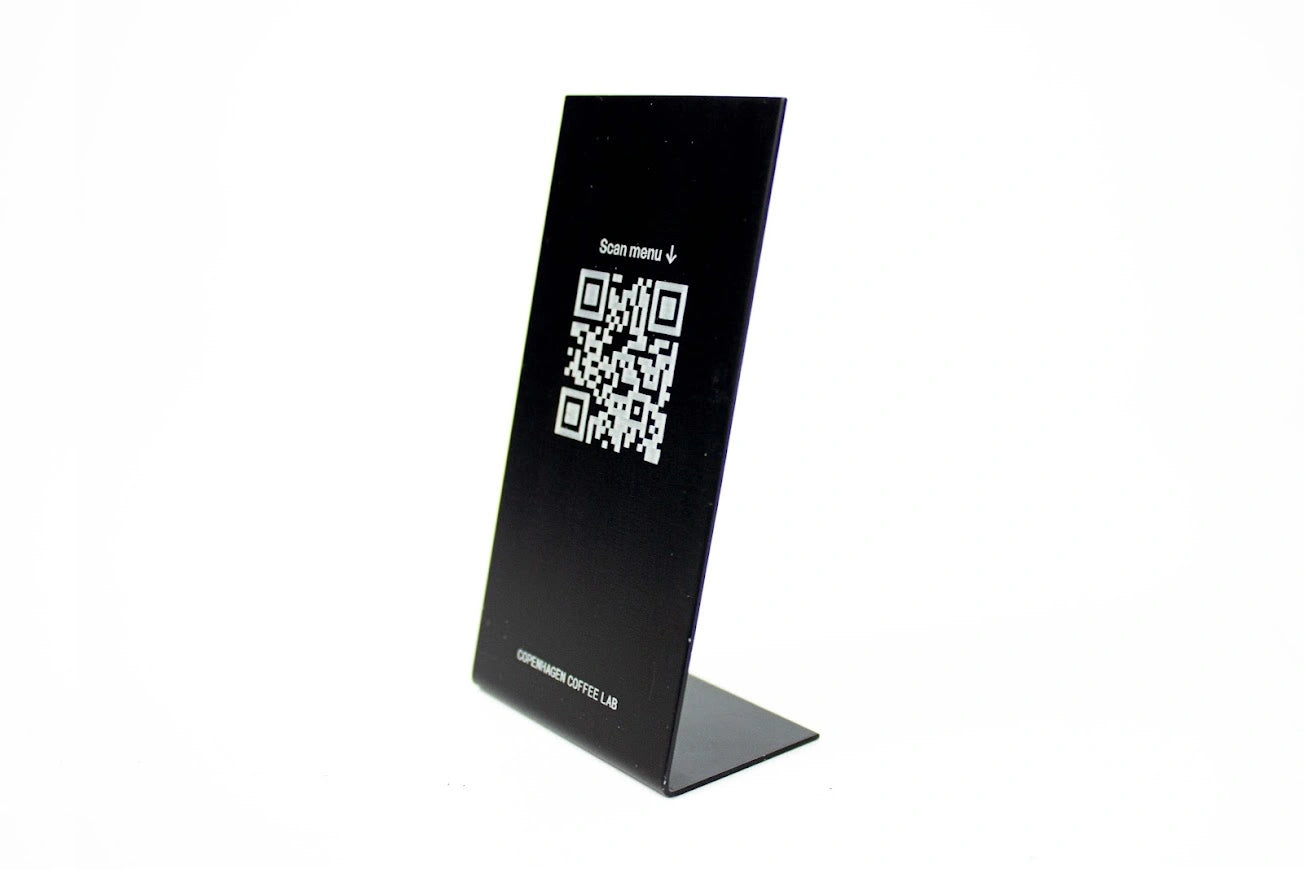 Metal masaüstü QR kod standi modern tasarim.