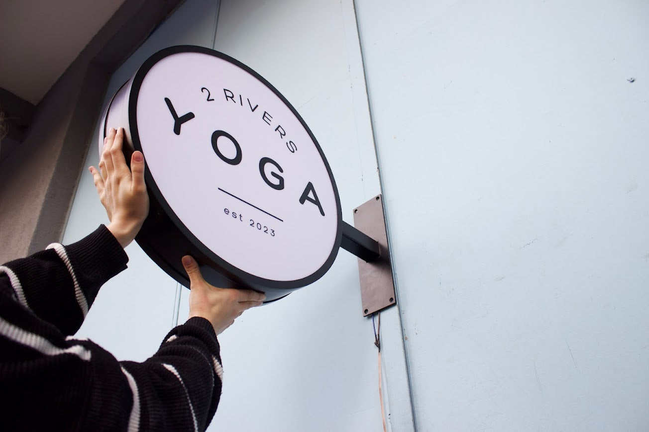 Çift yüzeyli reklam tabelası, her iki yönden görünürlük sağlar.