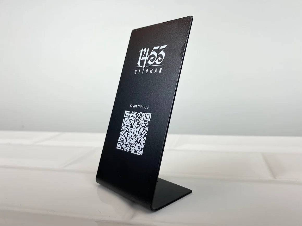Siyah metal QR kod standi masa kullanimi icin.