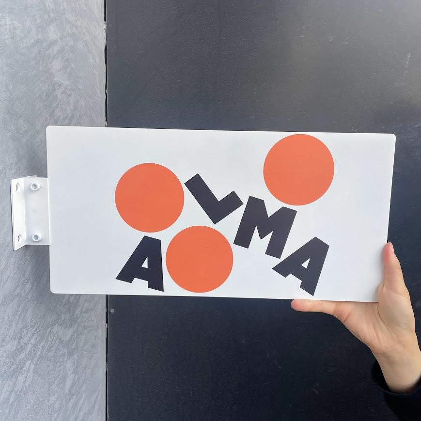 Mat boya yüzeyiyle dikkat çeken modern tasarım tabelanın yakın çekimi.