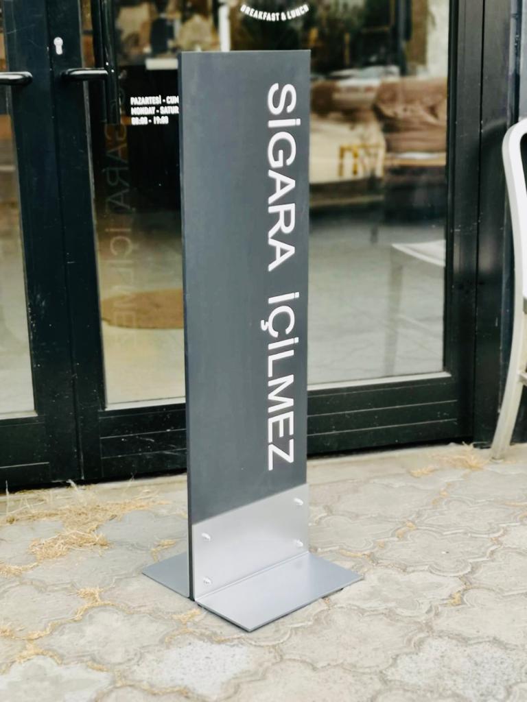 Çift taraflı baskı yapılabilen, taşınabilir, metal malzemeden üretilmiş şık uyarı levhası.