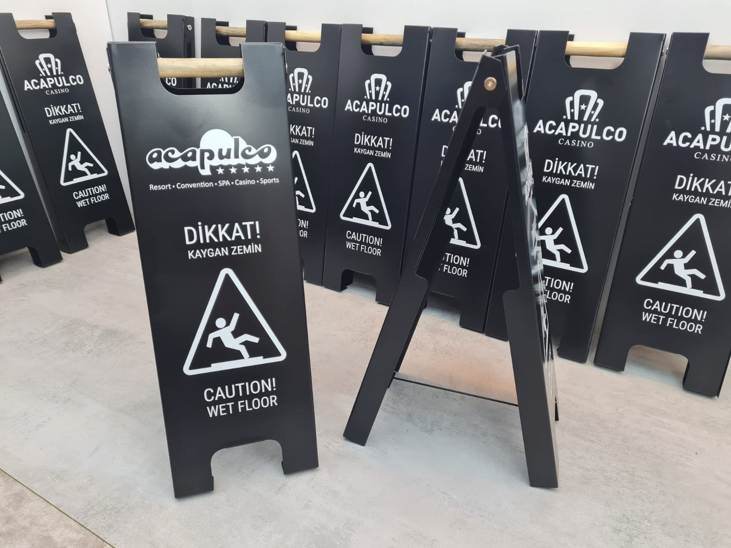 Üst kısmındaki kol sayesinde taşınması kolay, pratik metal kaygan zemin tabelası.