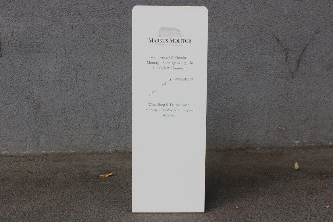 Tek taraflı kullanım sunan modern dış cephe panosu vitrin önünde sergileniyor.