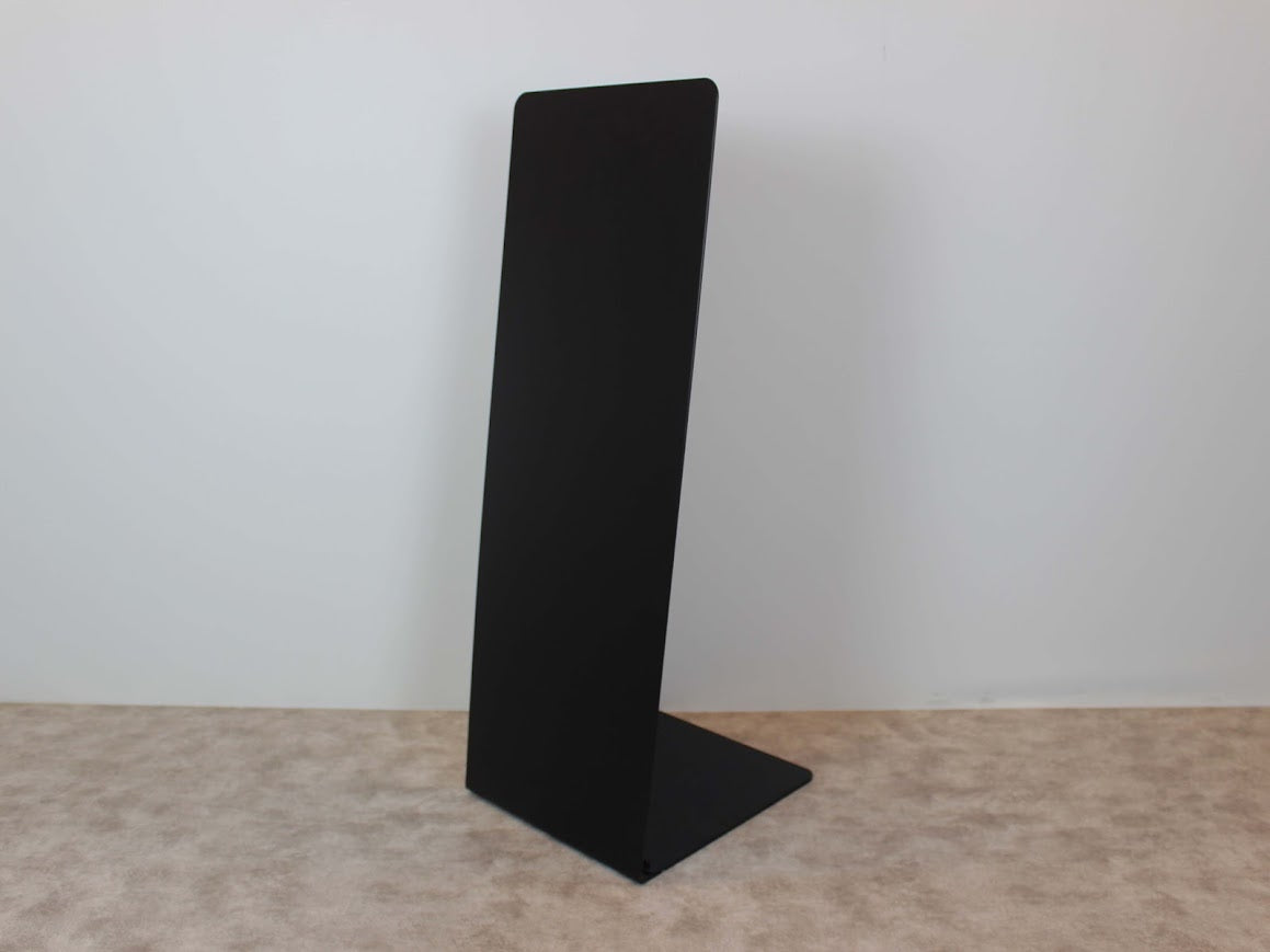 Yalnızca tek taraflı kullanılabilen modern işletme tabelası.