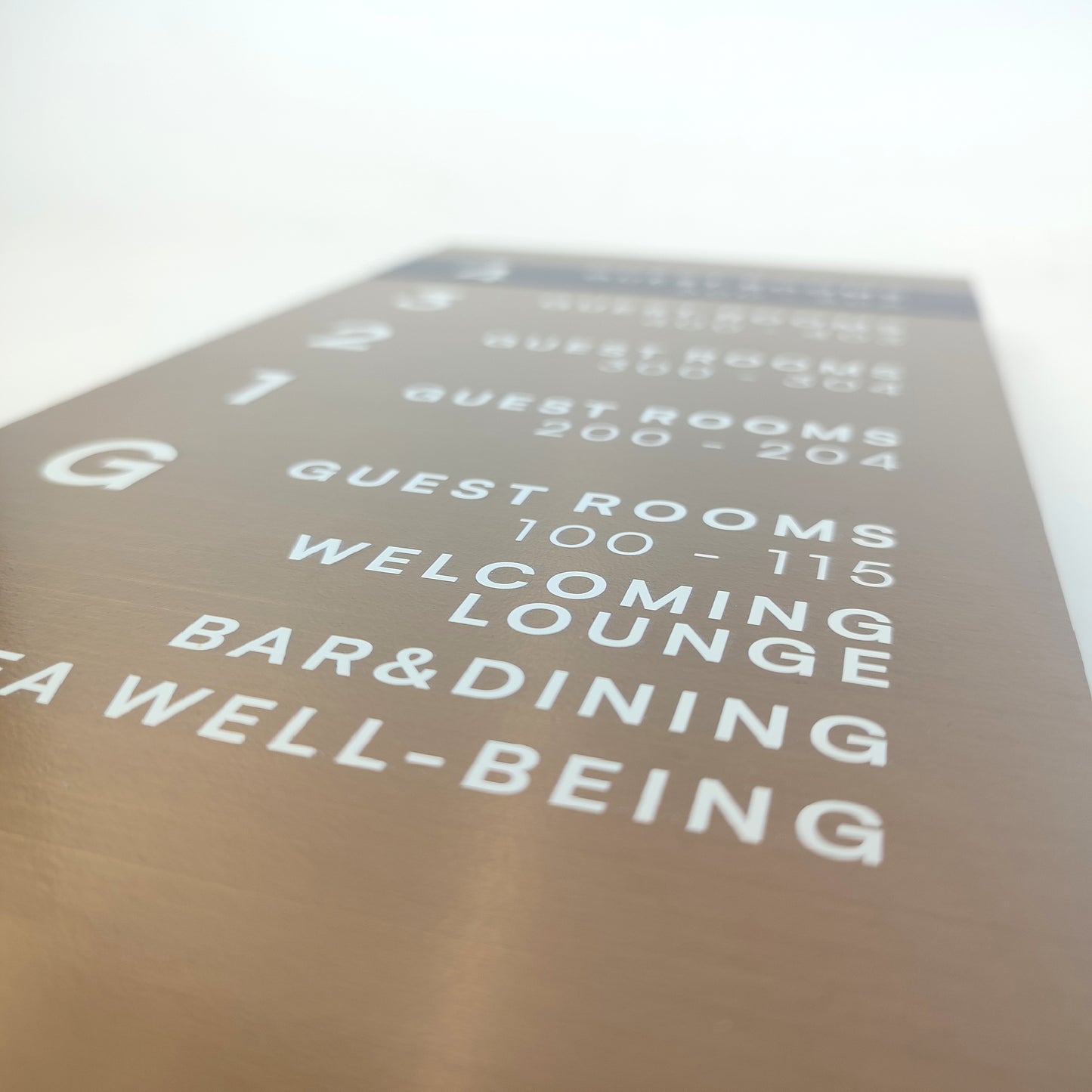 UV baskı tekniğiyle üretilmiş metal tabela yüzeyi yakın çekim görüntüsü.