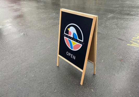 Doğal Şıklığın En İşlevsel Hali: Ahşap Katlanır Kaldırım Tabelası