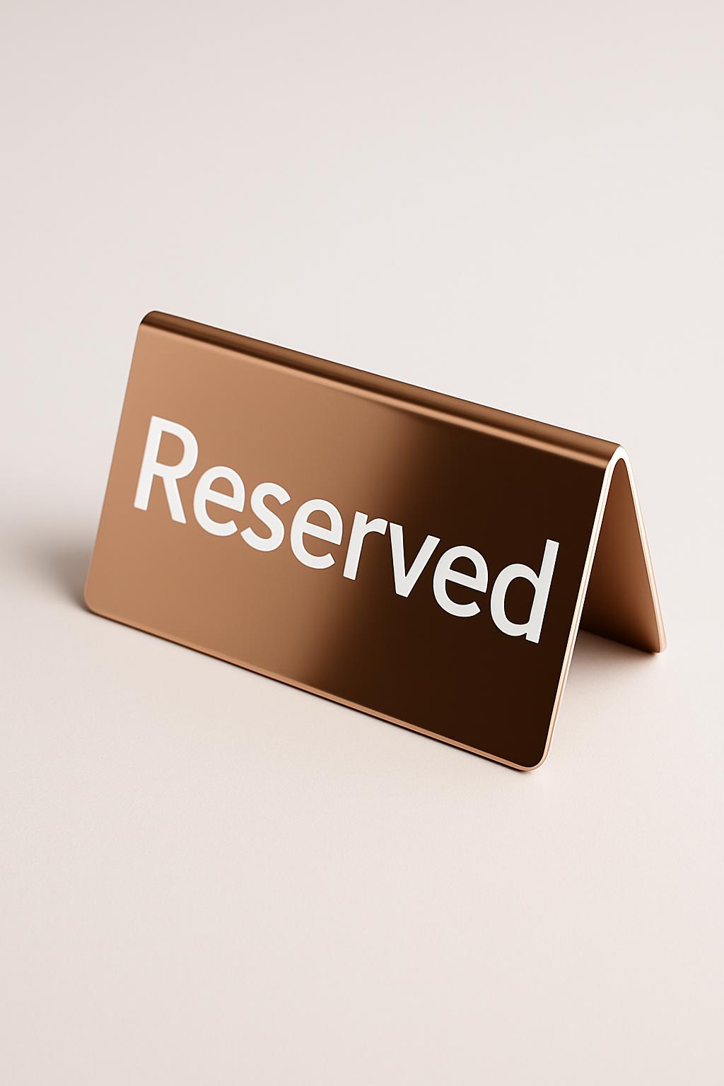 Rose gold renk paslanmaz çelik reserved masa tabelası, otel restoran ve kafe masa rezervasyonlarında kullanılan şık masa üstü tabela.