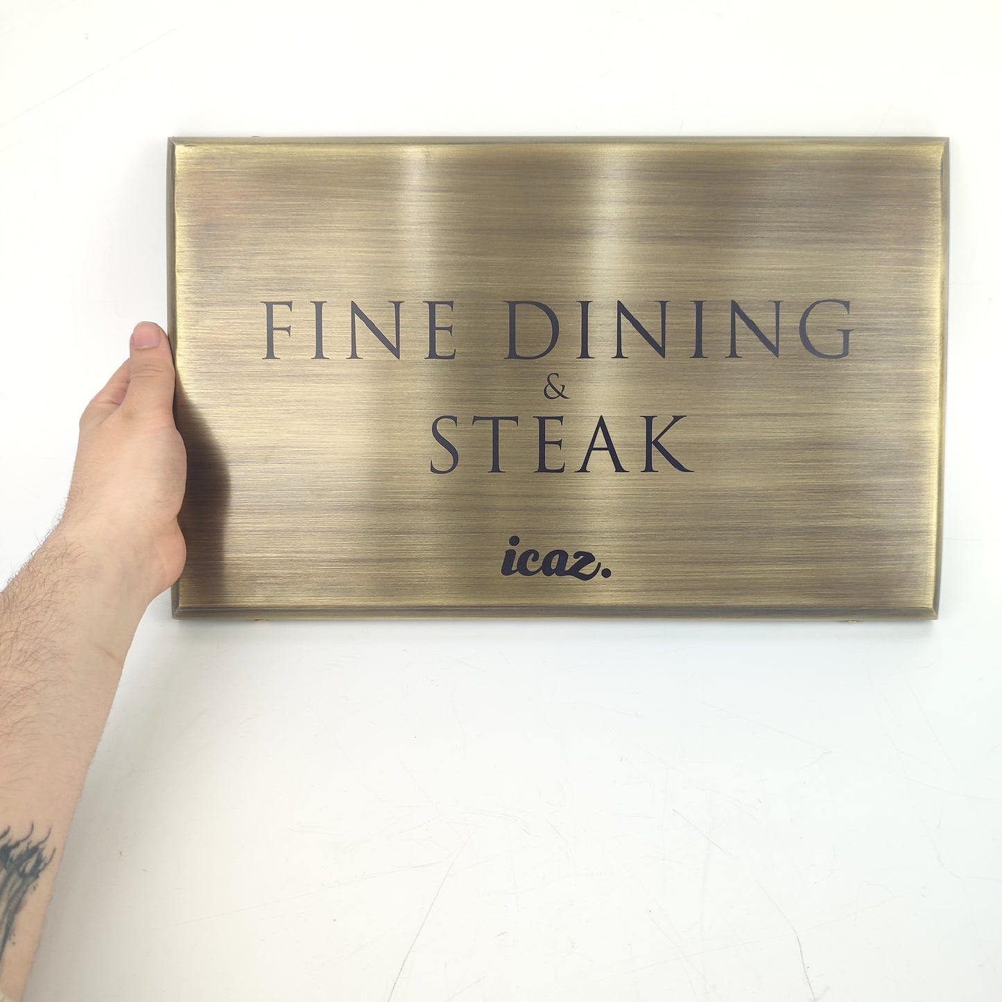 Antik Pirinç Giriş Tabelası – Eskitme Yüzeyli Lüks Kapı İsimliği | Fine Dining & Otel Kullanımı İçin