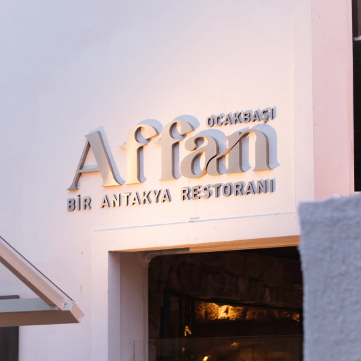 Affan Ocakbaşı için özel üretilen eskitme görünümlü giriş tabelası