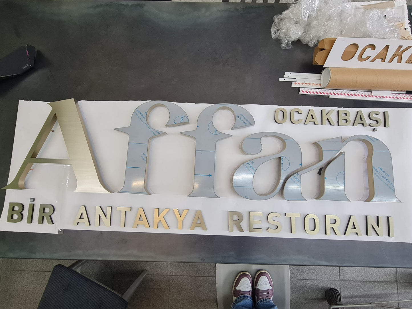 Affan Ocakbaşı eskitme metal tabelasının önden görünümü