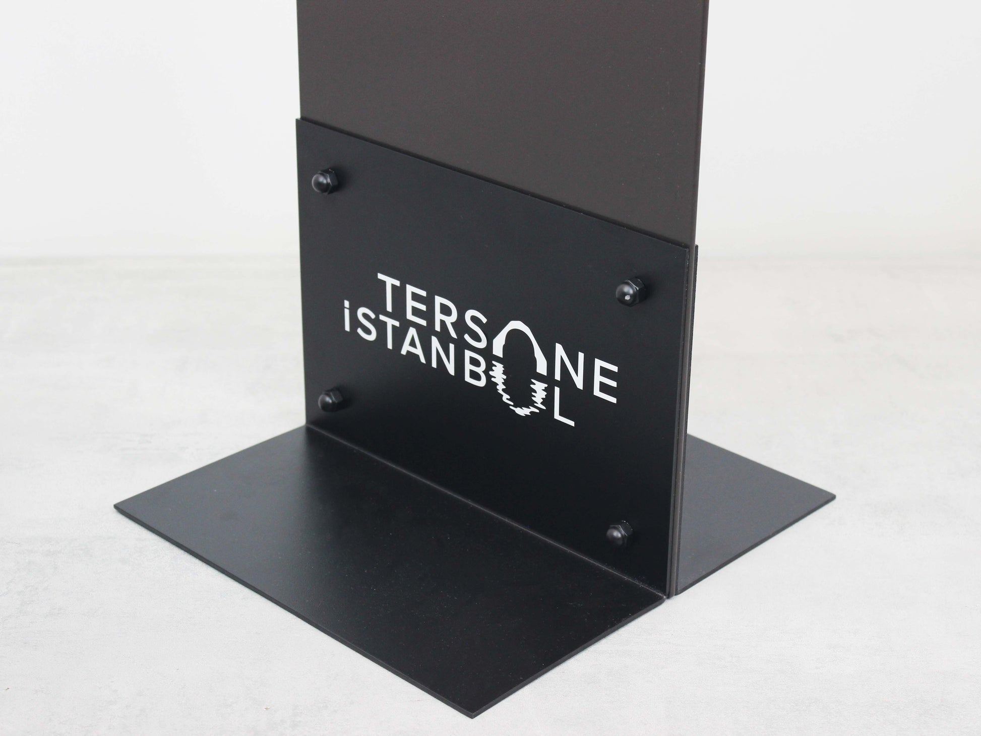 Rüzgarda devrilmeye karşı ağır tabanlı metal park edilmez levhası.