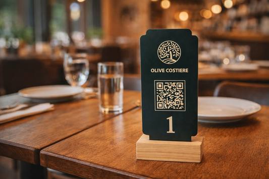 Ahşap ayaklı pleksi QR kod menü standı ve masa numarası tabelası restoran kullanımı