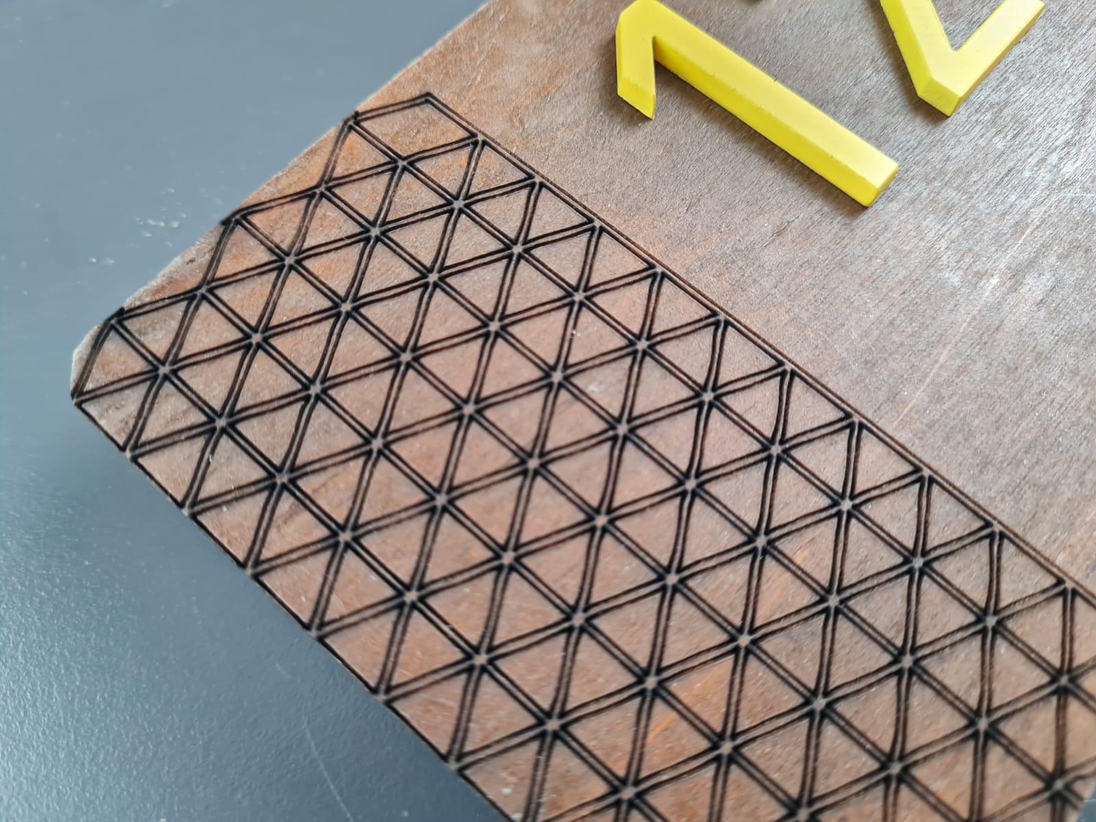 Geometrik lazer desenli ahşap oda numarası tasarımı