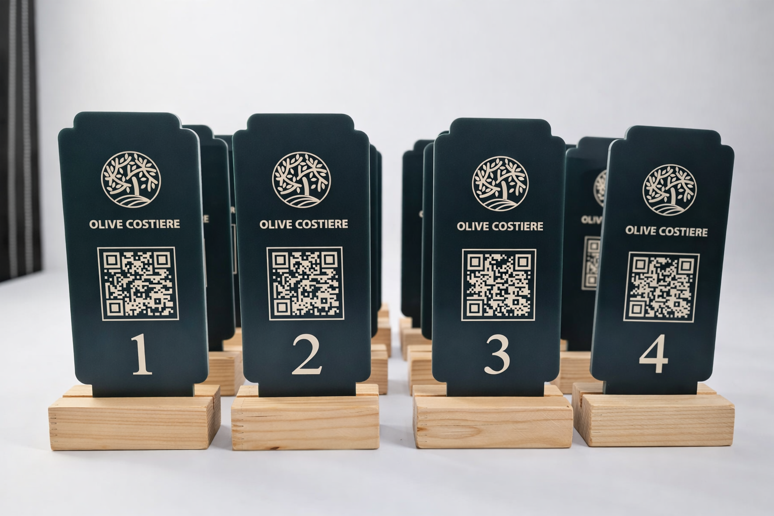 Ahşap tabanlı QR kod masa numarası standı cafe ve bistro için