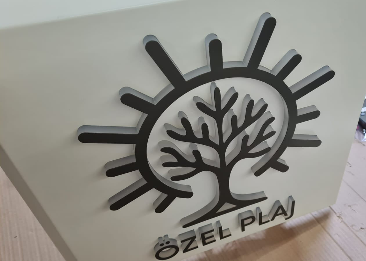 Akrilik harf ve logo uygulamalı özel plaj tabelası