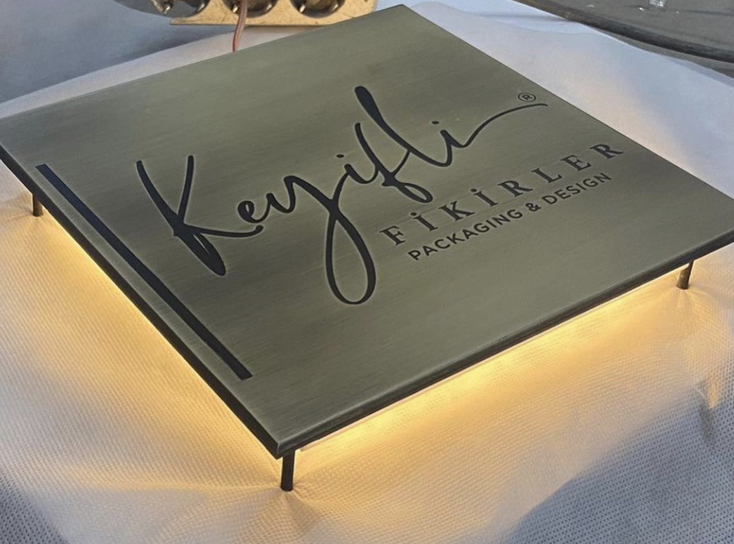 Firma logosuna özel üretilen arkadan aydınlatmalı metal duvar tabelası