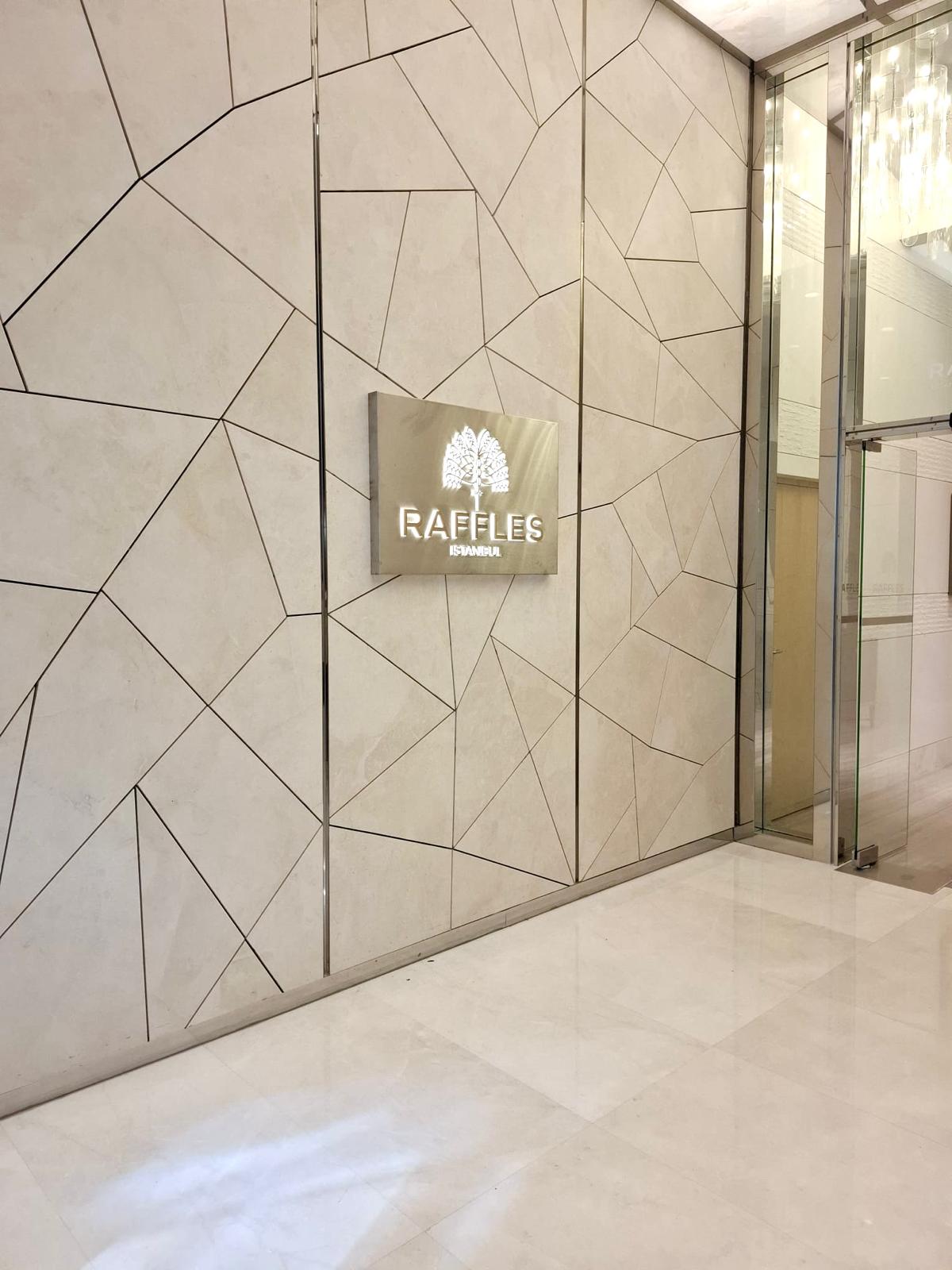 Sıcak beyaz LED ile arkadan aydınlatmalı otel logo ve isim tabelası