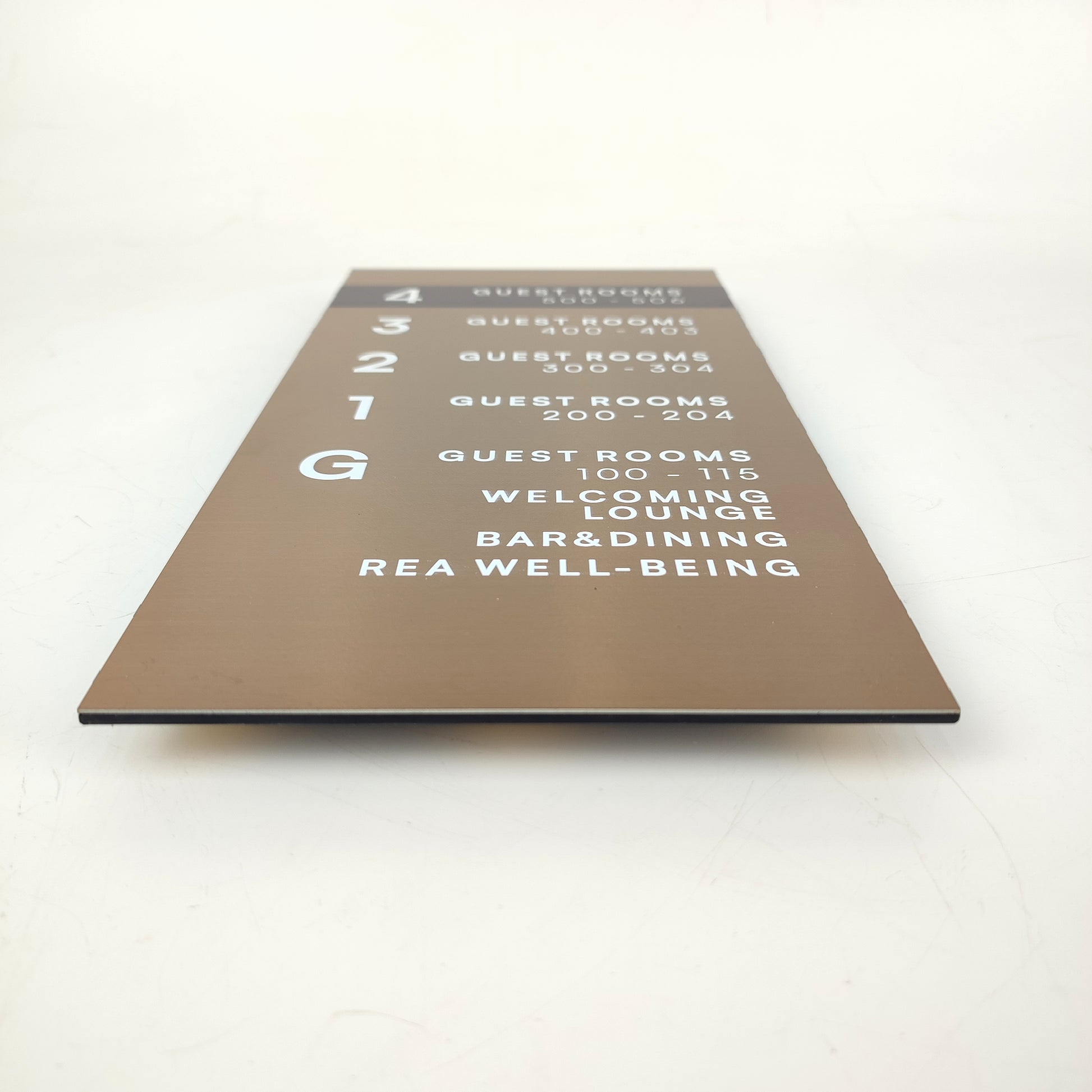 Asansör içi yönlendirme levhası – dayanıklı metal malzeme ve net yazı baskısı.