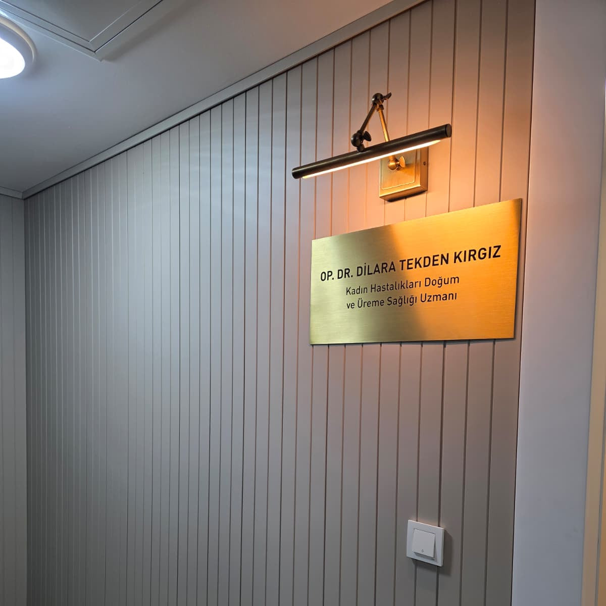 Asit indirme siyah yazılı doktor oda tabelası ve kişiselleştirilebilir klinik kapı isimliği
