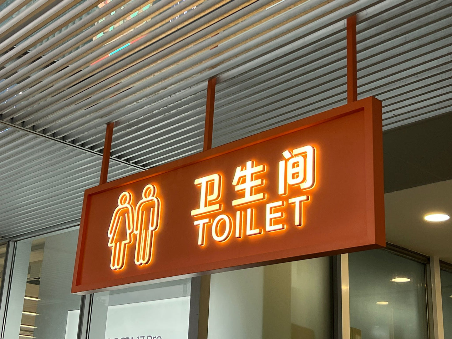 Tavandan asma sistemli dekoratif LED ışıklı WC tabelası tasarımı