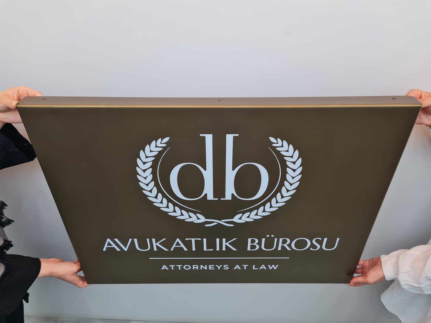 Avukat ofisleri için firma adı ve logoya özel hazırlanan giriş isim tabelası
