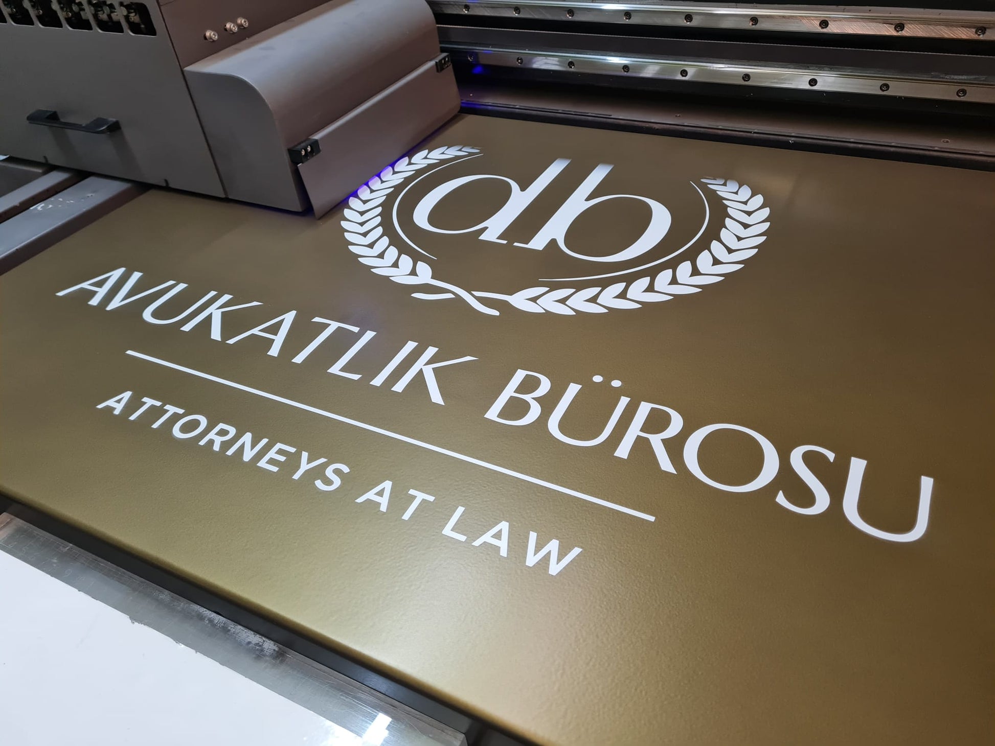 Avukat ofis tabelasında kurumsal logo ve firma adına özel baskı uygulaması
