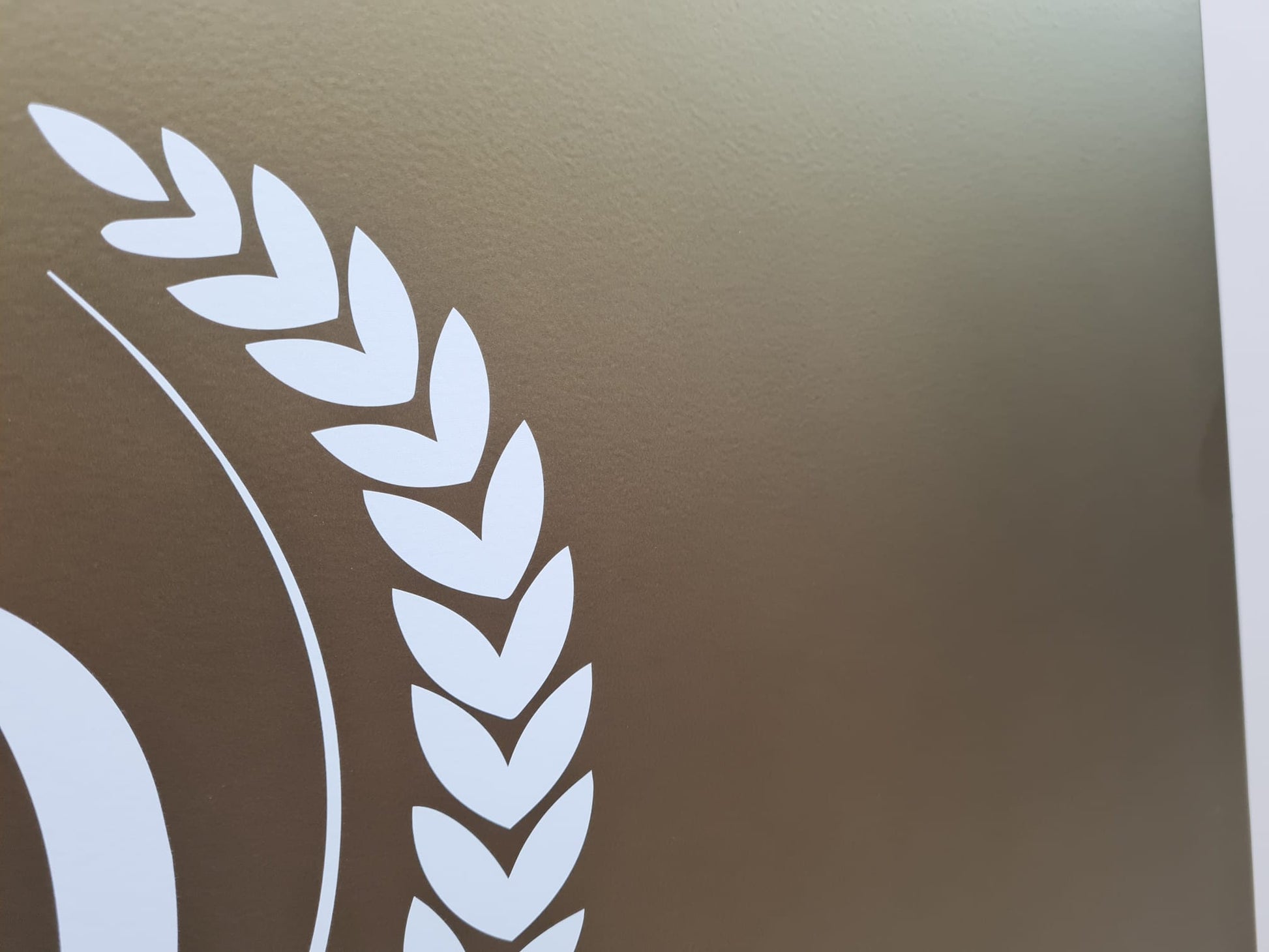 Avukatlık ofisi tabelasının baskılı yüzeyi ve logo detayının yakından görünümü