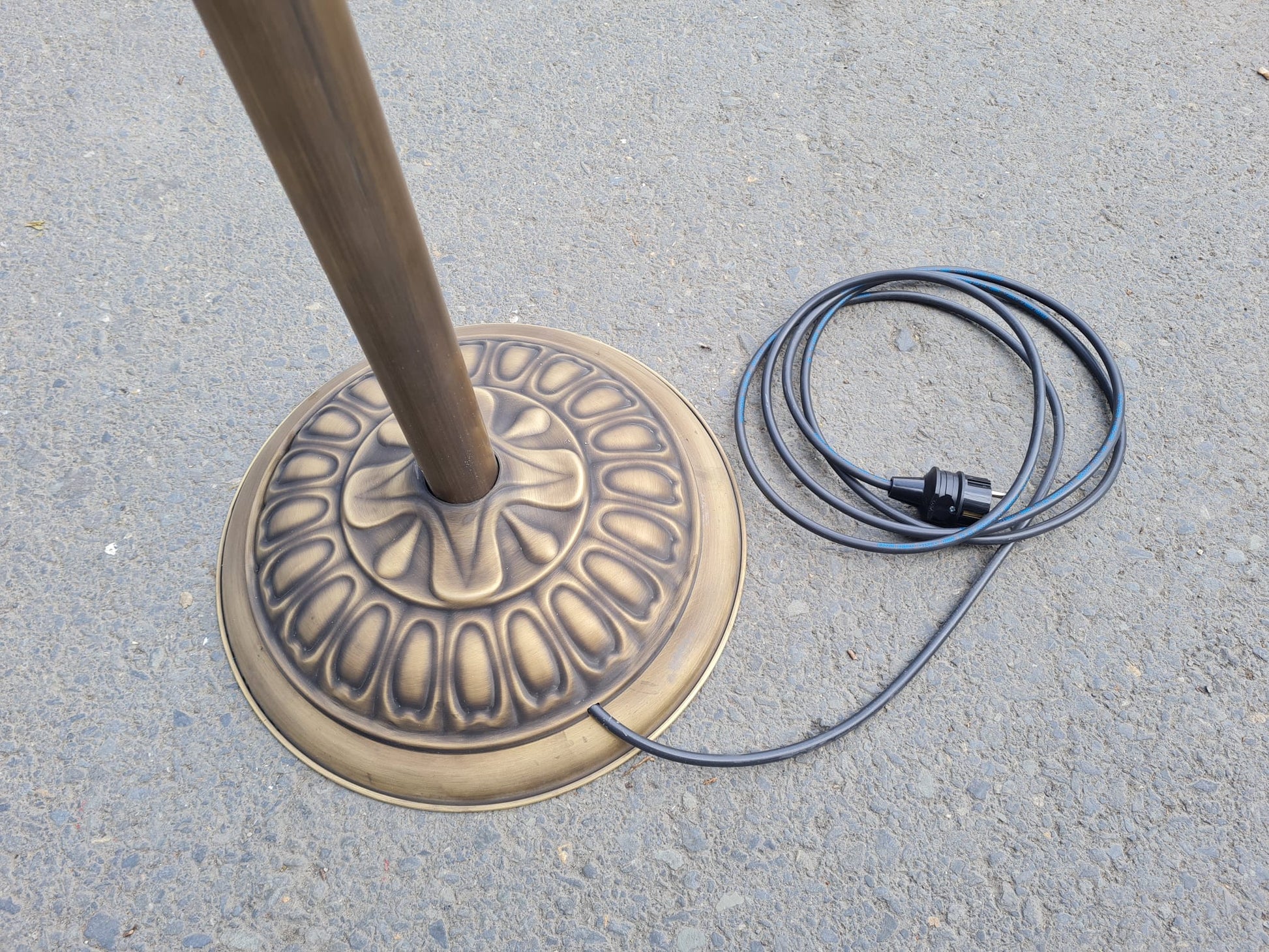 Işıklı menü standının dengeli kullanım sağlayan metal ayak ve gövde detayı