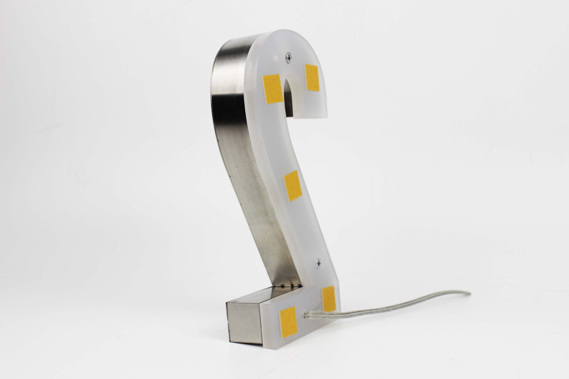 Dekoratif rakam tabela, ışıklı ve estetik tasarımıyla dikkat çeker.