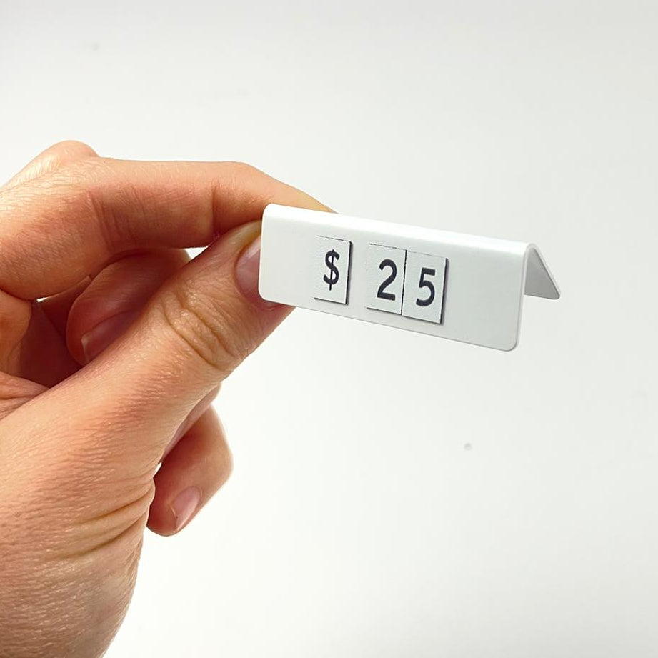 Beyaz renkli metal fiyat göstergesi, vitrin ve masa üstü teşhir için uygundur.