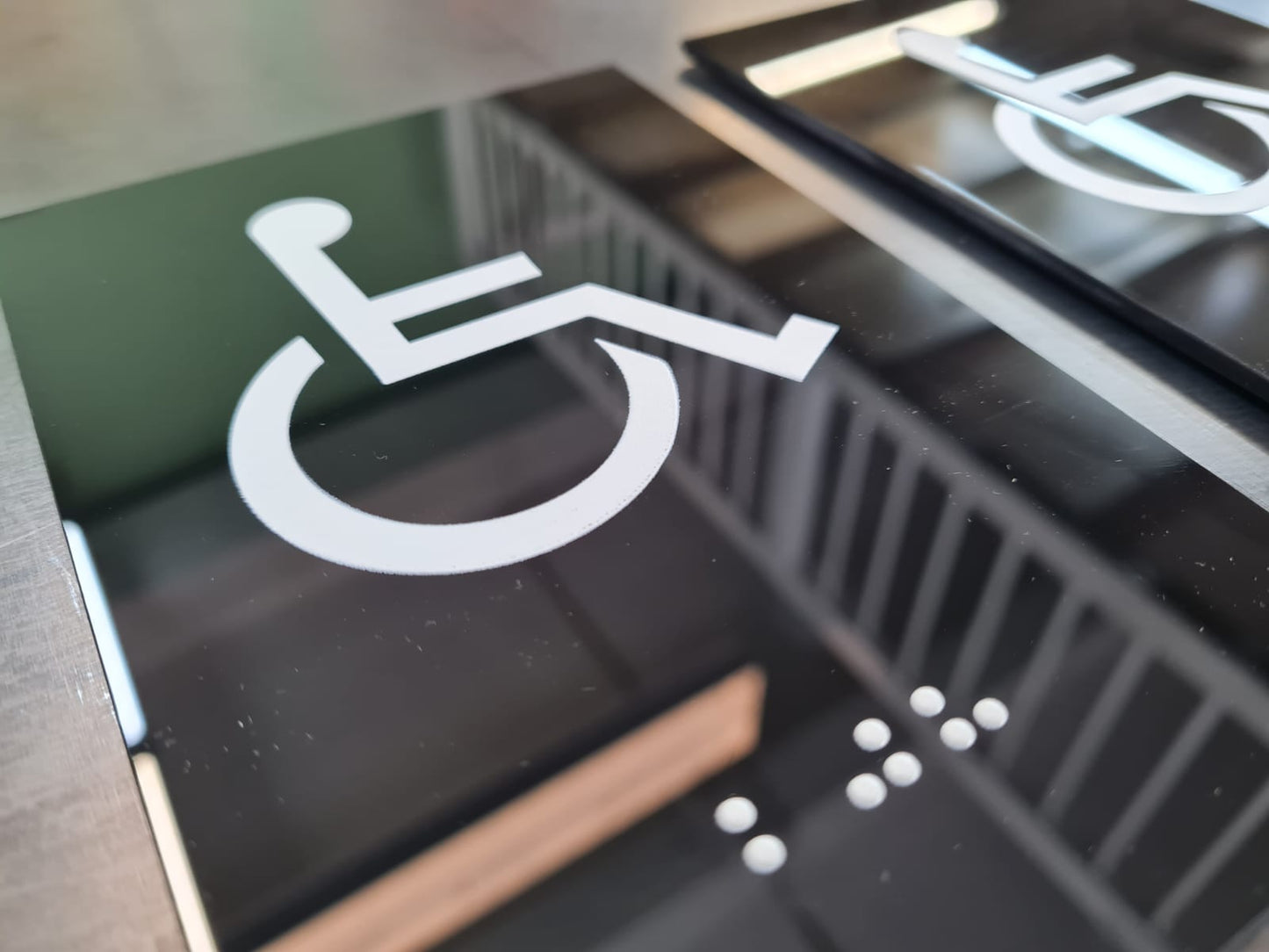 Görme engelli bireyler için Braille alfabeli WC kapı işareti