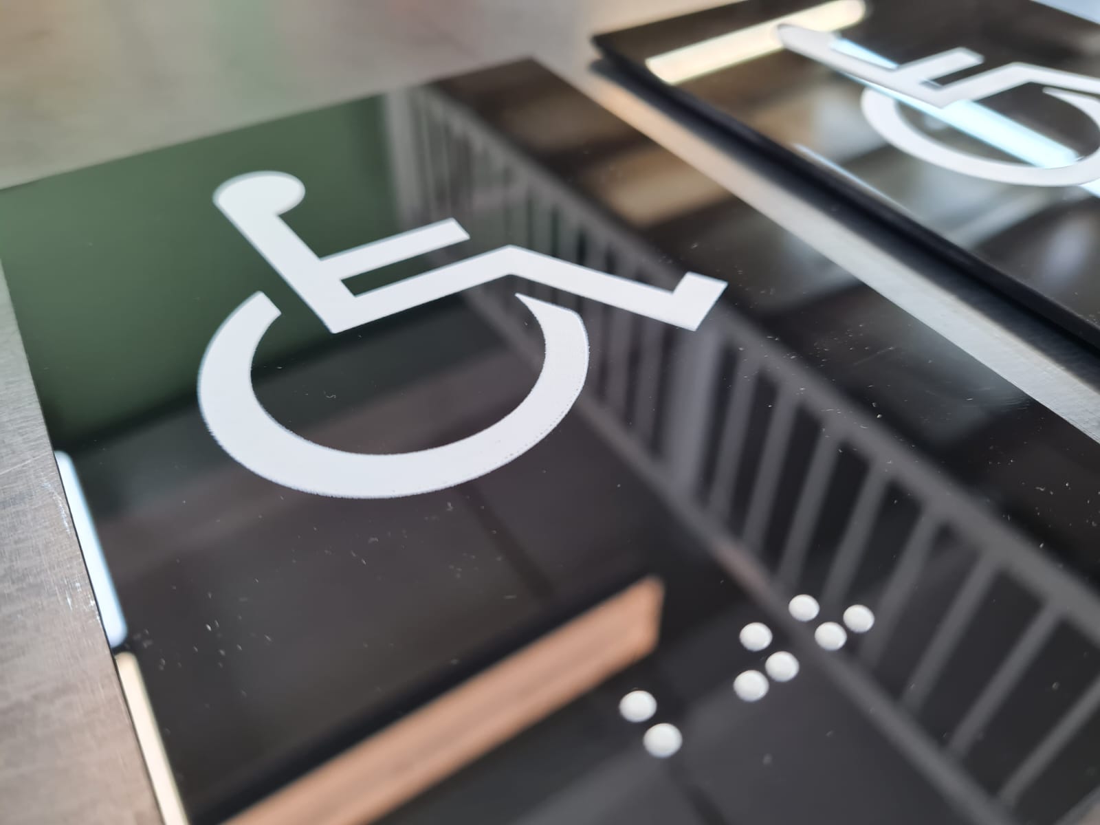 Görme engelli bireyler için Braille alfabeli WC kapı işareti
