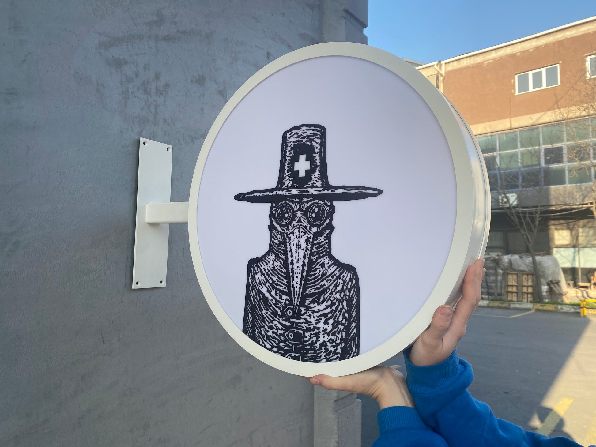 Butikler için özel tasarlanmış ışıklı metal duvar tabelası.
