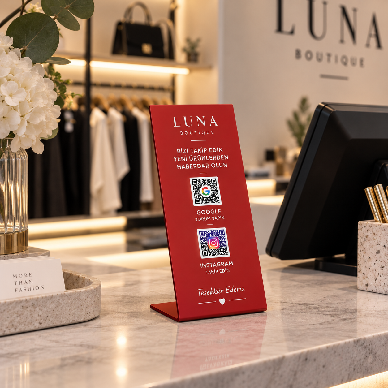 Butik kasa yanında Google yorum ve Instagram hesabına yönlendiren QR standı