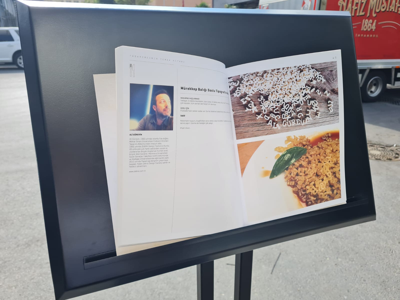 Cafe menüsü ve fiyat listesini sergilemek için ayaklı metal stand