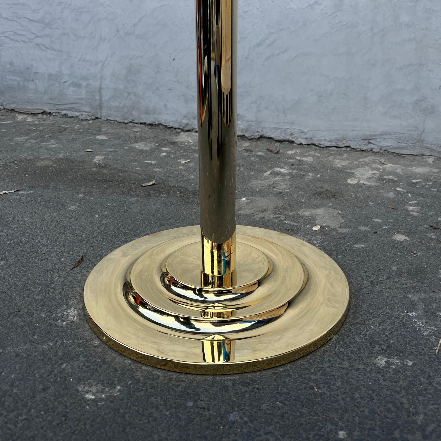 Kafe içinde kullanılan gold metal ayaklı menü standının dekoratif görünümü