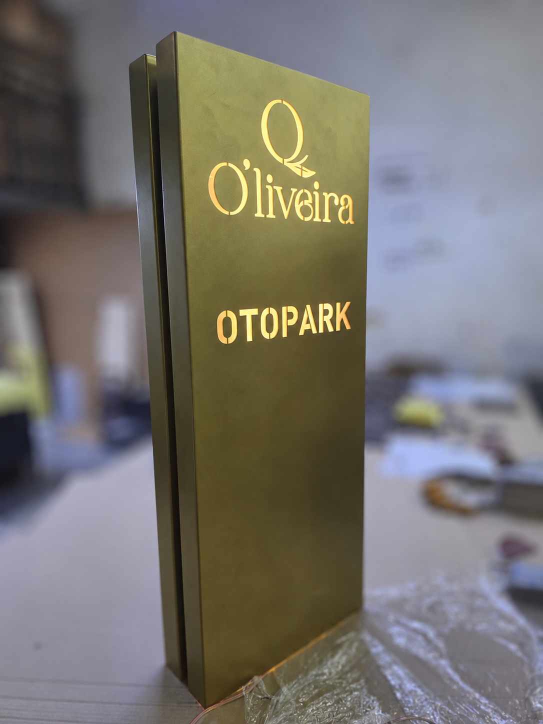 Cafe ve restoran girişleri için ışıklı otopark yönlendirme totemi