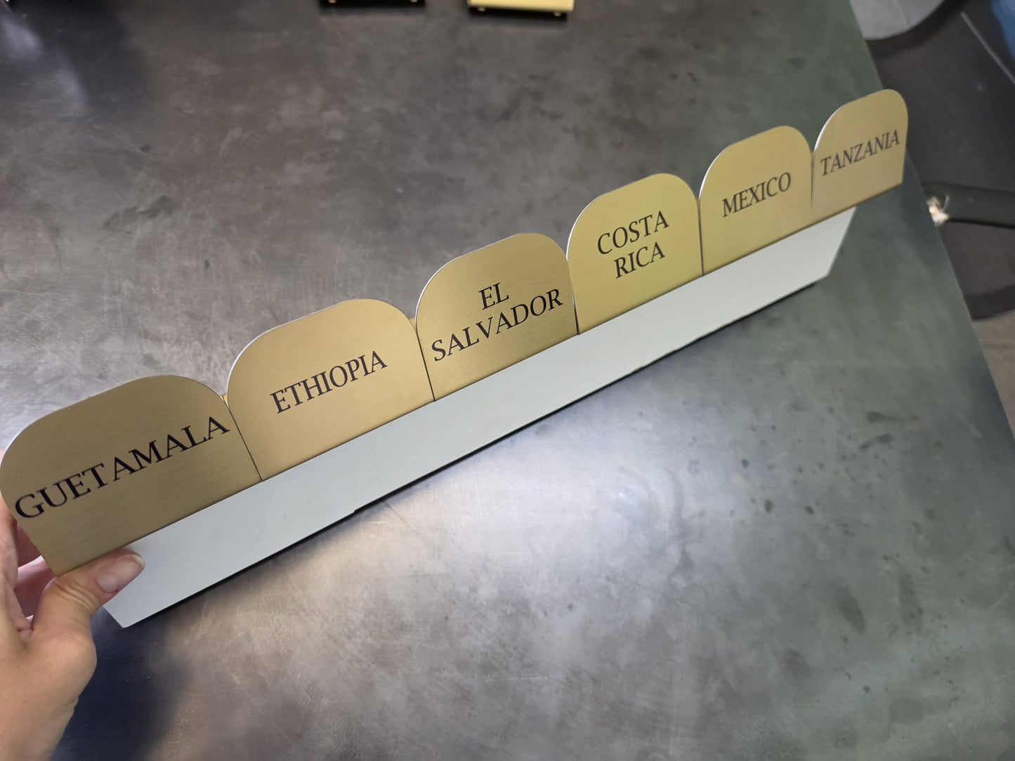 Coffee shop tezgahlarında kahve çeşitlerini göstermek için metal isimlik standı
