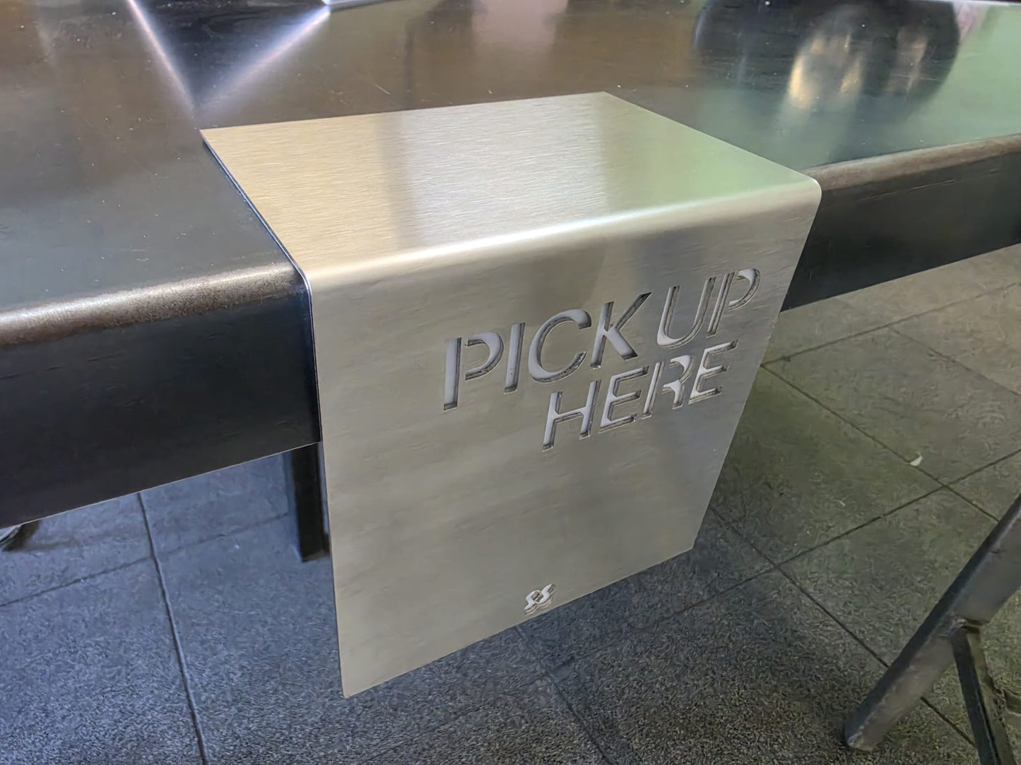 Coffee shop sipariş teslim tezgahı için Pickup Here metal tabela