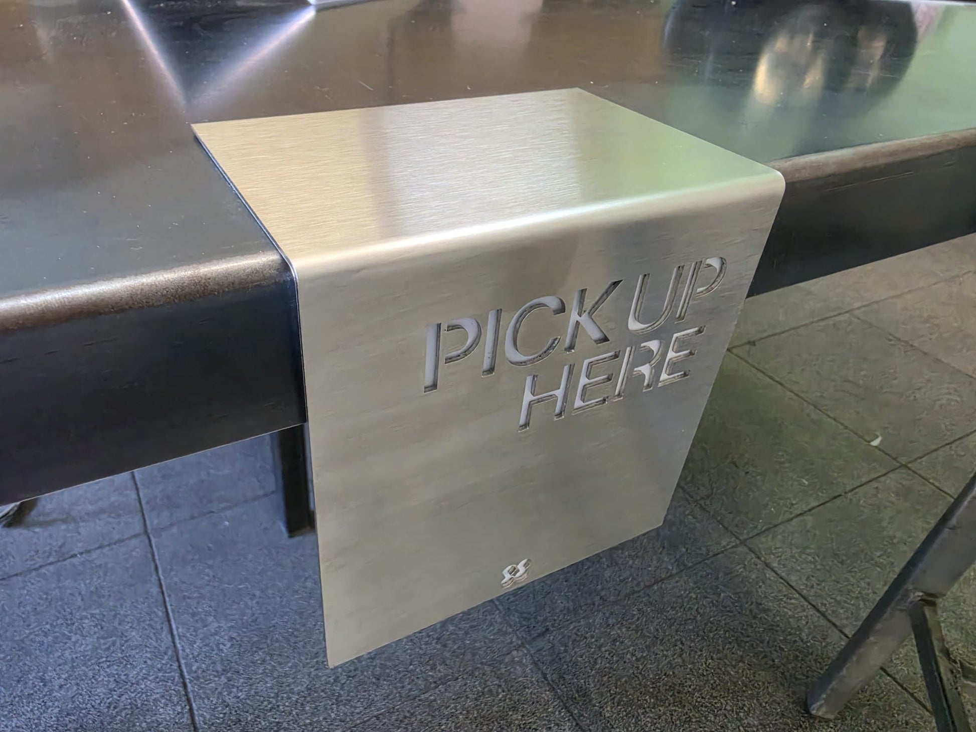 Coffee shop sipariş teslim tezgahı için Pickup Here metal tabela