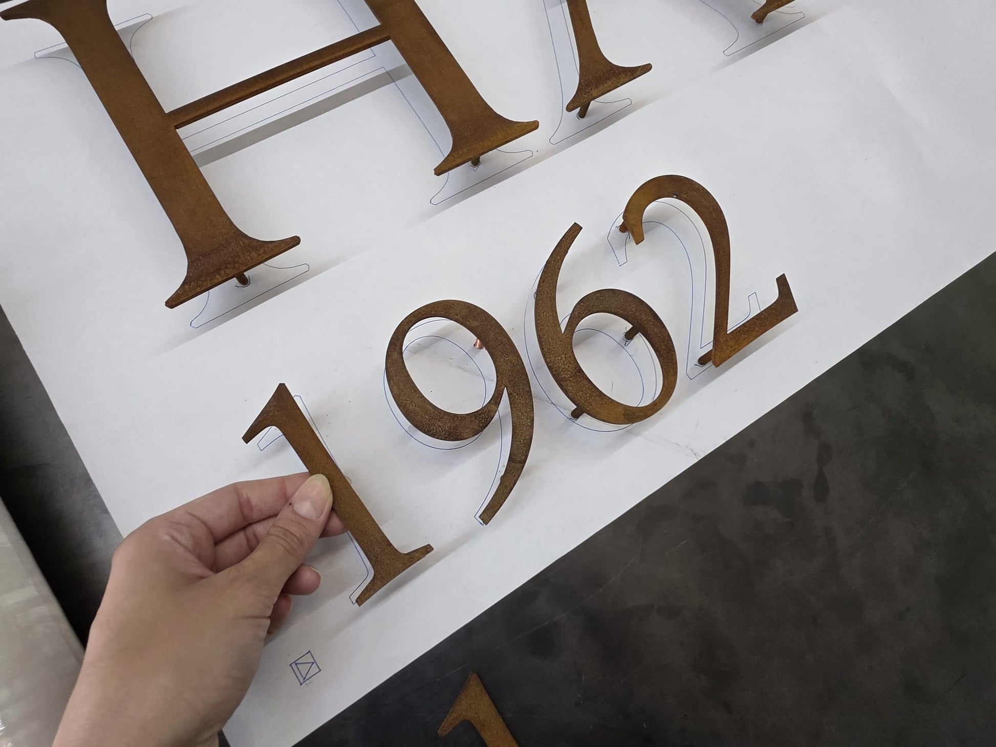 Firma adı ve logoya özel hazırlanan 2 mm corten çelik tabela