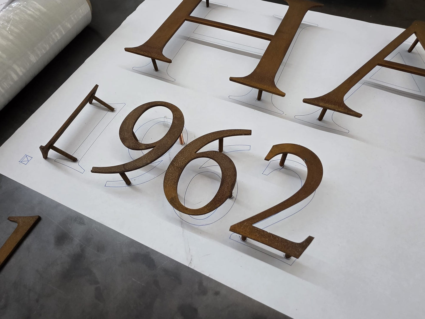 2 mm corten çelik malzeme ve metal harf yüzey detayının yakın görünümü