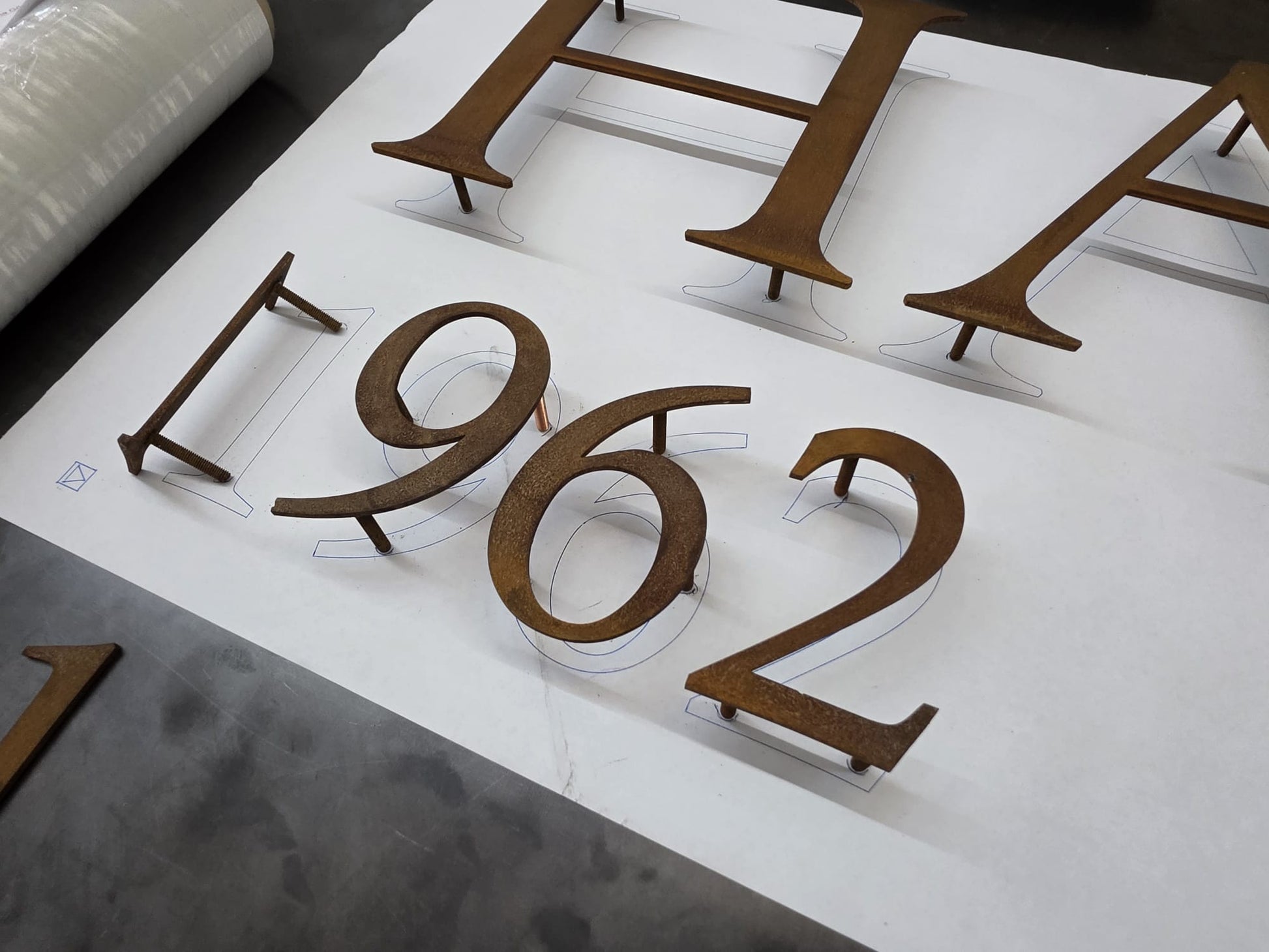 2 mm corten çelik malzeme ve metal harf yüzey detayının yakın görünümü
