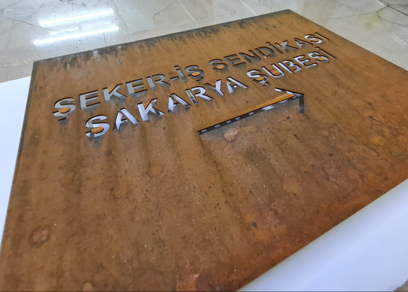 İş yeri girişleri için özel logolu corten metal tabela