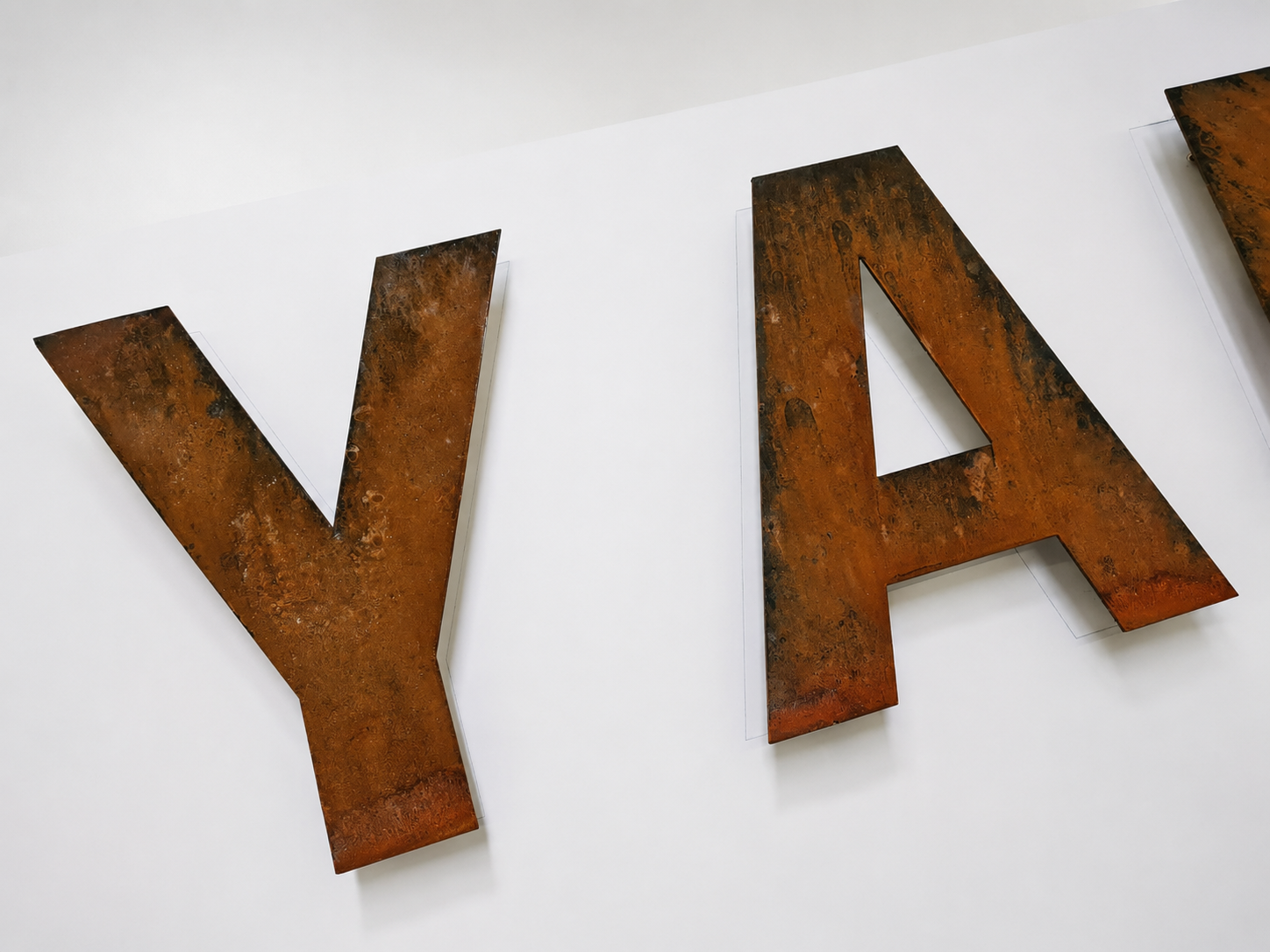 Kafe duvarı ve giriş cephesi için corten metal harf tabela tasarımı