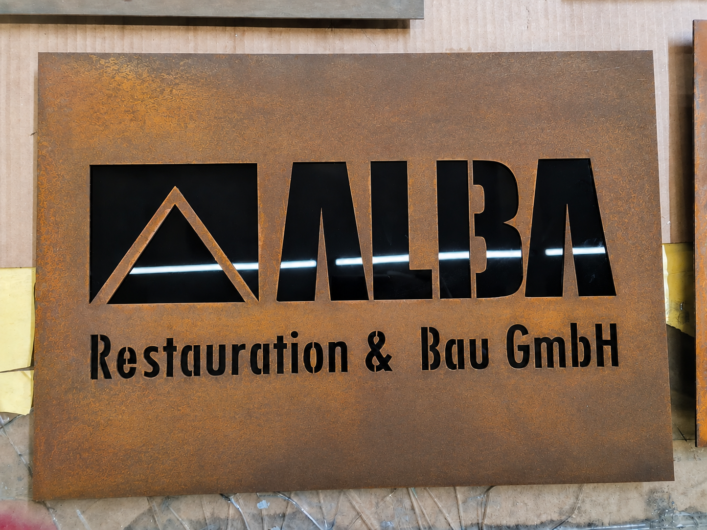 Corten metal zemin üzerine dekupe logolu 50x35 cm firma tabelası