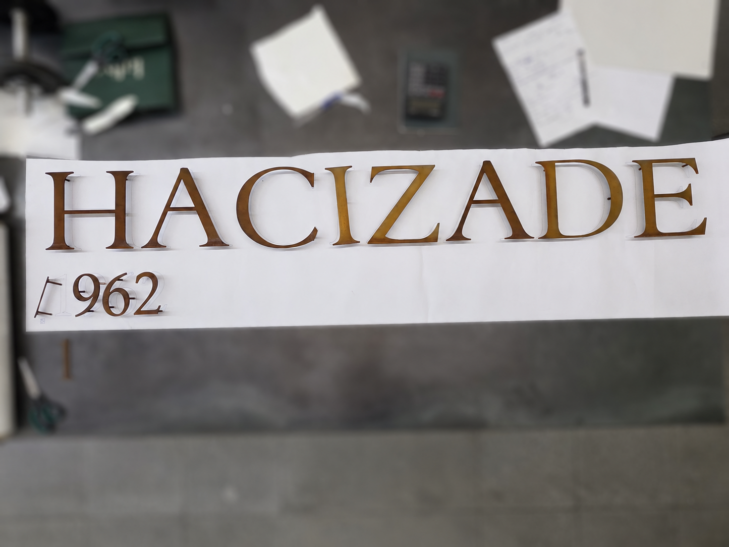 Corten çelikten üretilen 20 cm yüksekliğinde tek tek metal harf tabela
