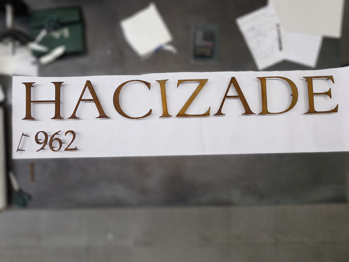 Corten çelikten üretilen 20 cm yüksekliğinde tek tek metal harf tabela